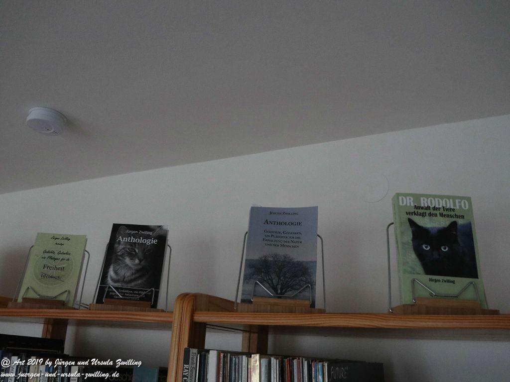 Blick und Einladung in unsere Galerie - Die Bücher von Dr. Rodolfo Anwalt der Tiere verklagt den Menschen ins eingetroffen - Versandt startet Montag ISBN 978-3-96103-501-4