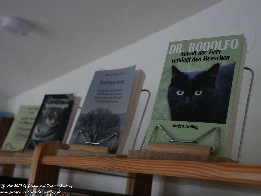 Blick und Einladung in unsere Galerie - Die Bücher von Dr. Rodolfo Anwalt der Tiere verklagt den Menschen ins eingetroffen - Versandt startet Montag ISBN 978-3-96103-501-4