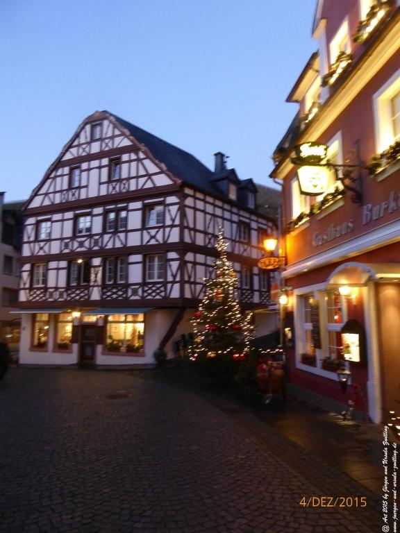 Philosophische Bildwanderung  Wanderweg-Bernkasteler-Bärensteig - Seitensprung mit Weihnachtsmarkt im mittelalterlichen Bernkastel-Kues