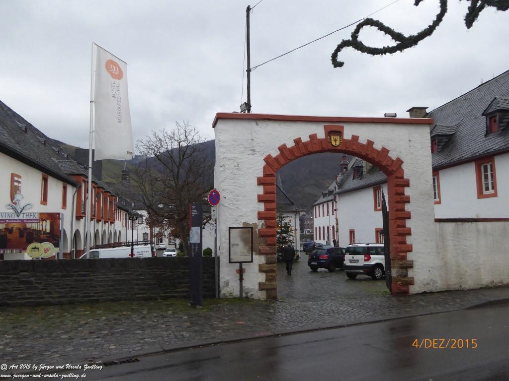 Mittelalterliches Bernkastel-Kues mit Weihnachtsmarkt