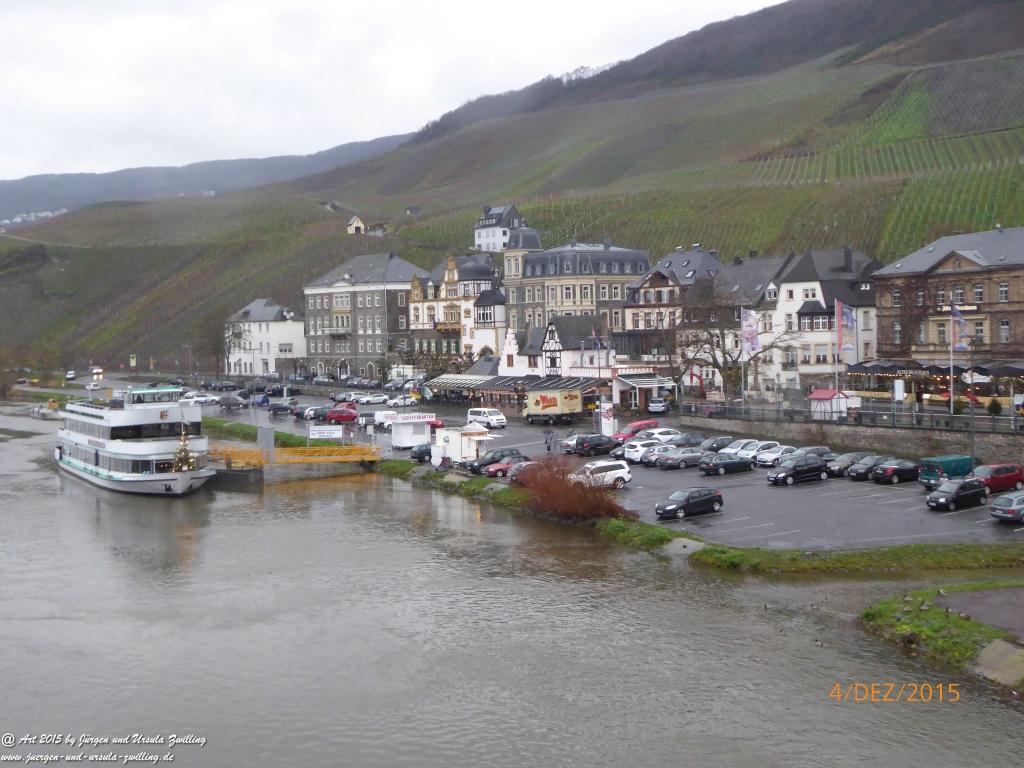 Mittelalterliches Bernkastel-Kues mit Weihnachtsmarkt
