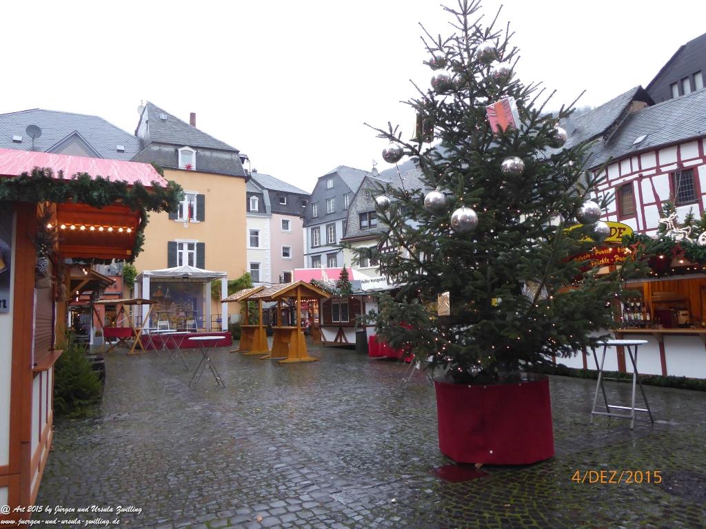 Mittelalterliches Bernkastel-Kues mit Weihnachtsmarkt