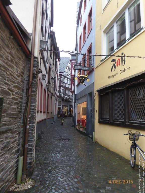 Mittelalterliches Bernkastel-Kues mit Weihnachtsmarkt