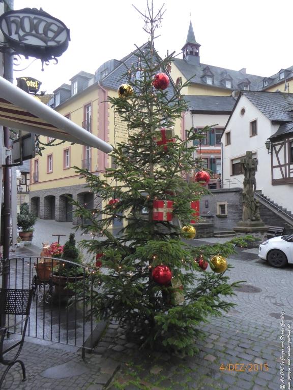 Mittelalterliches Bernkastel-Kues mit Weihnachtsmarkt