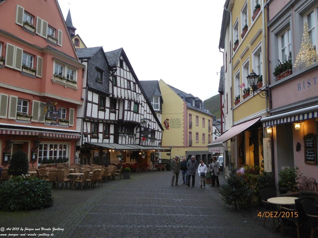 Mittelalterliches Bernkastel-Kues mit Weihnachtsmarkt