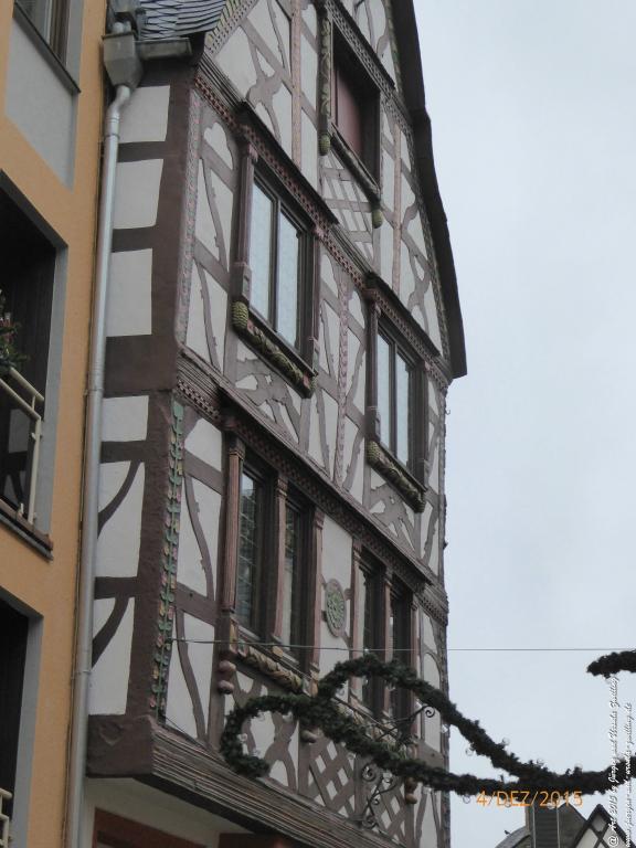 Mittelalterliches Bernkastel-Kues mit Weihnachtsmarkt