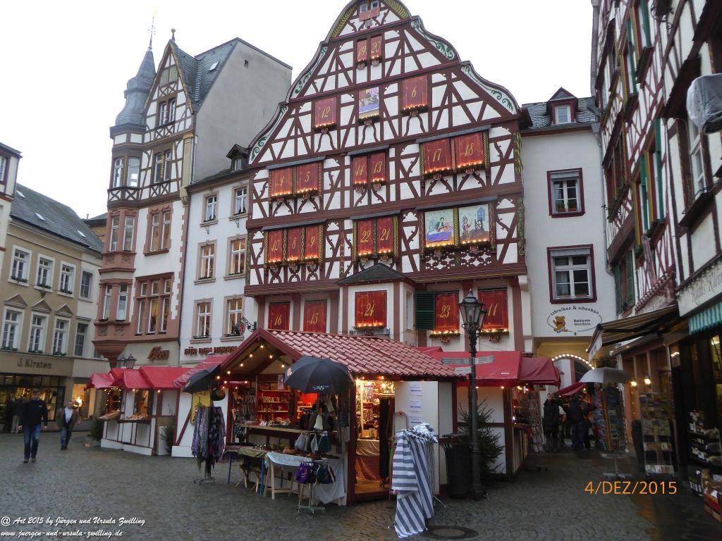 Mittelalterliches Bernkastel-Kues mit Weihnachtsmarkt