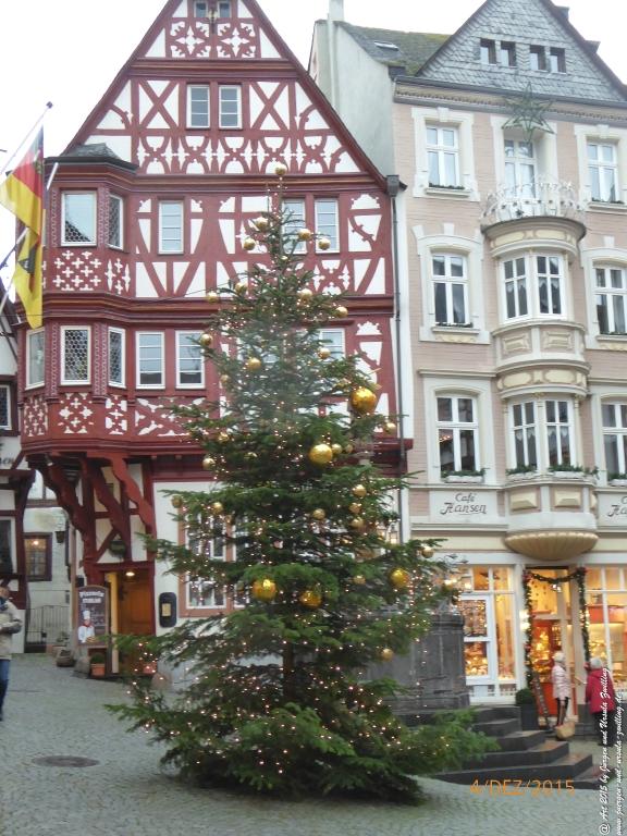 Mittelalterliches Bernkastel-Kues mit Weihnachtsmarkt
