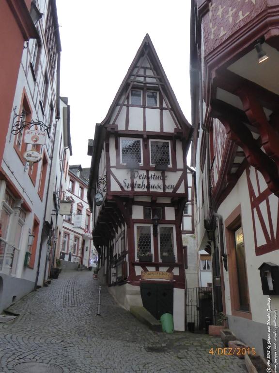 Mittelalterliches Bernkastel-Kues mit Weihnachtsmarkt