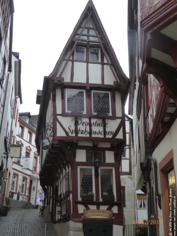 Mittelalterliches Bernkastel-Kues mit Weihnachtsmarkt