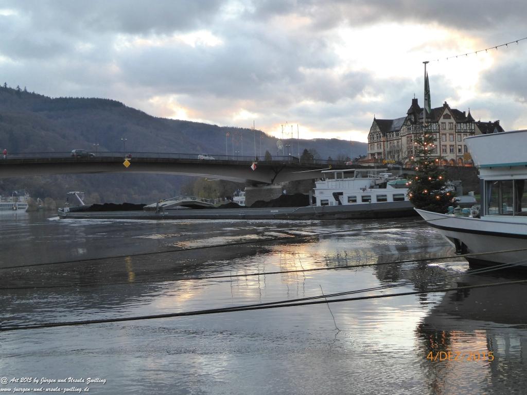 Mittelalterliches Bernkastel-Kues mit Weihnachtsmarkt