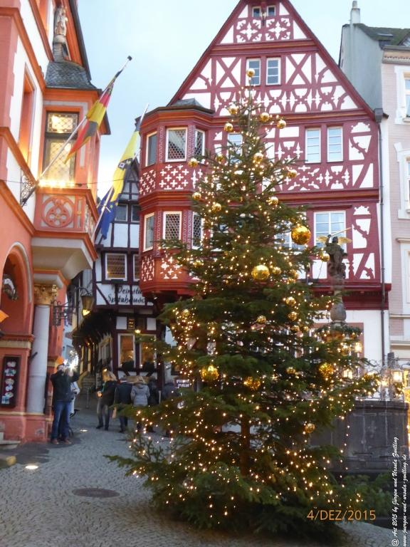 Mittelalterliches Bernkastel-Kues mit Weihnachtsmarkt