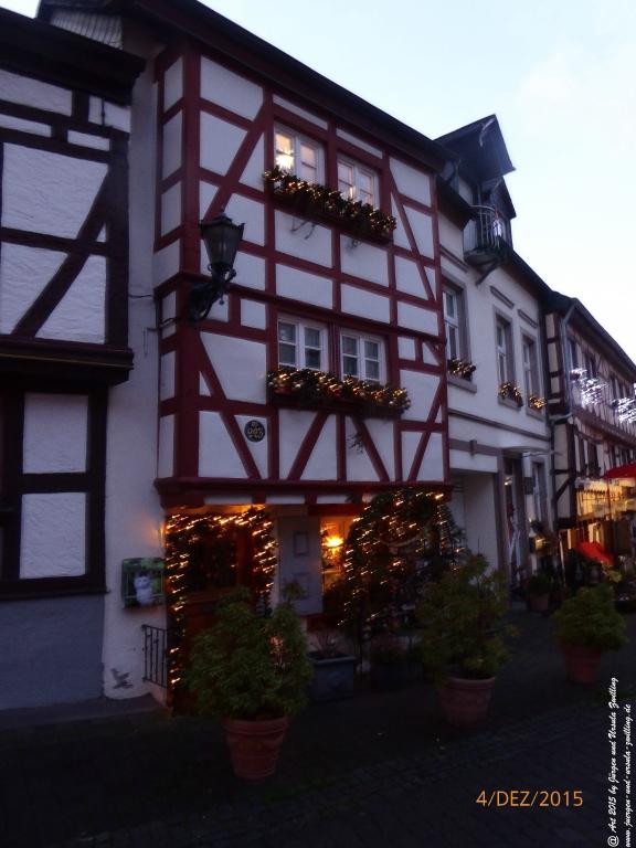 Mittelalterliches Bernkastel-Kues mit Weihnachtsmarkt