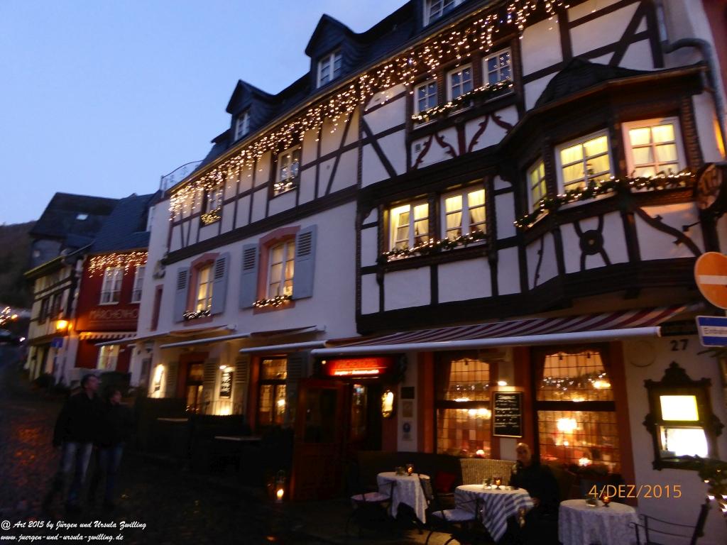 Mittelalterliches Bernkastel-Kues mit Weihnachtsmarkt