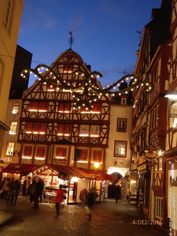Mittelalterliches Bernkastel-Kues mit Weihnachtsmarkt