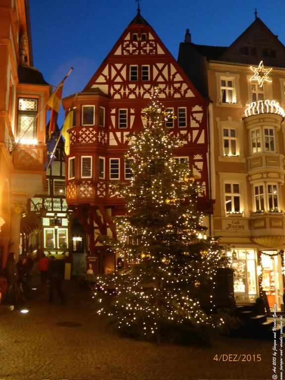 Mittelalterliches Bernkastel-Kues mit Weihnachtsmarkt