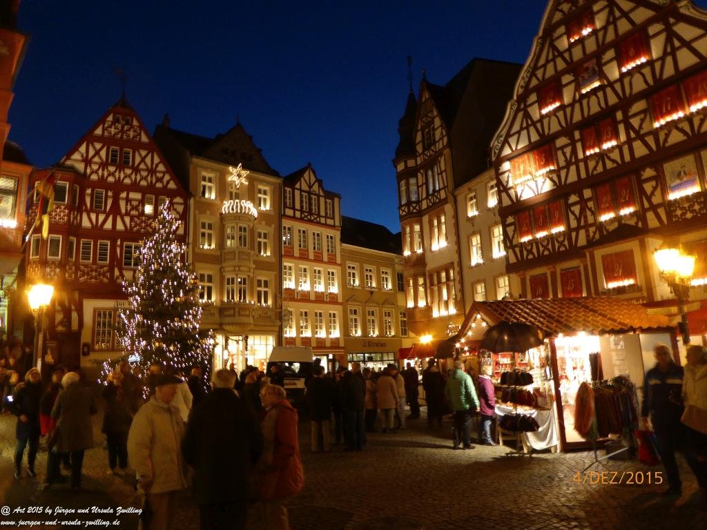 Mittelalterliches Bernkastel-Kues mit Weihnachtsmarkt