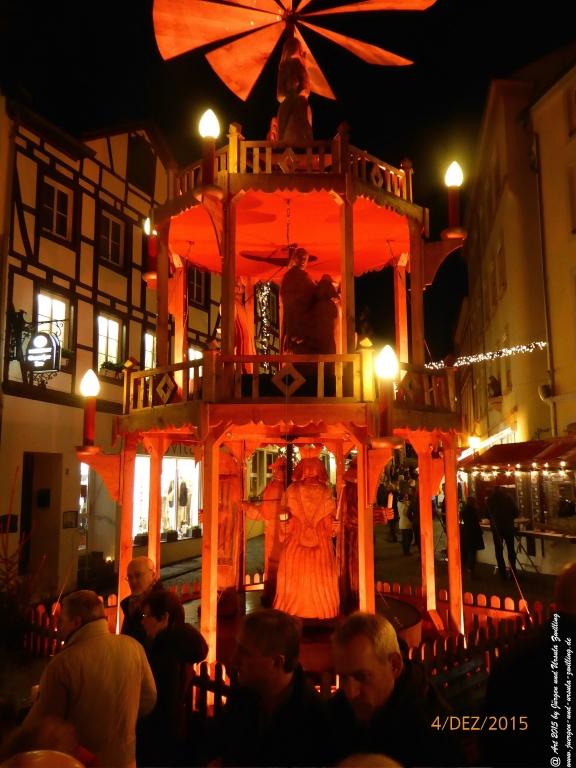 Mittelalterliches Bernkastel-Kues mit Weihnachtsmarkt