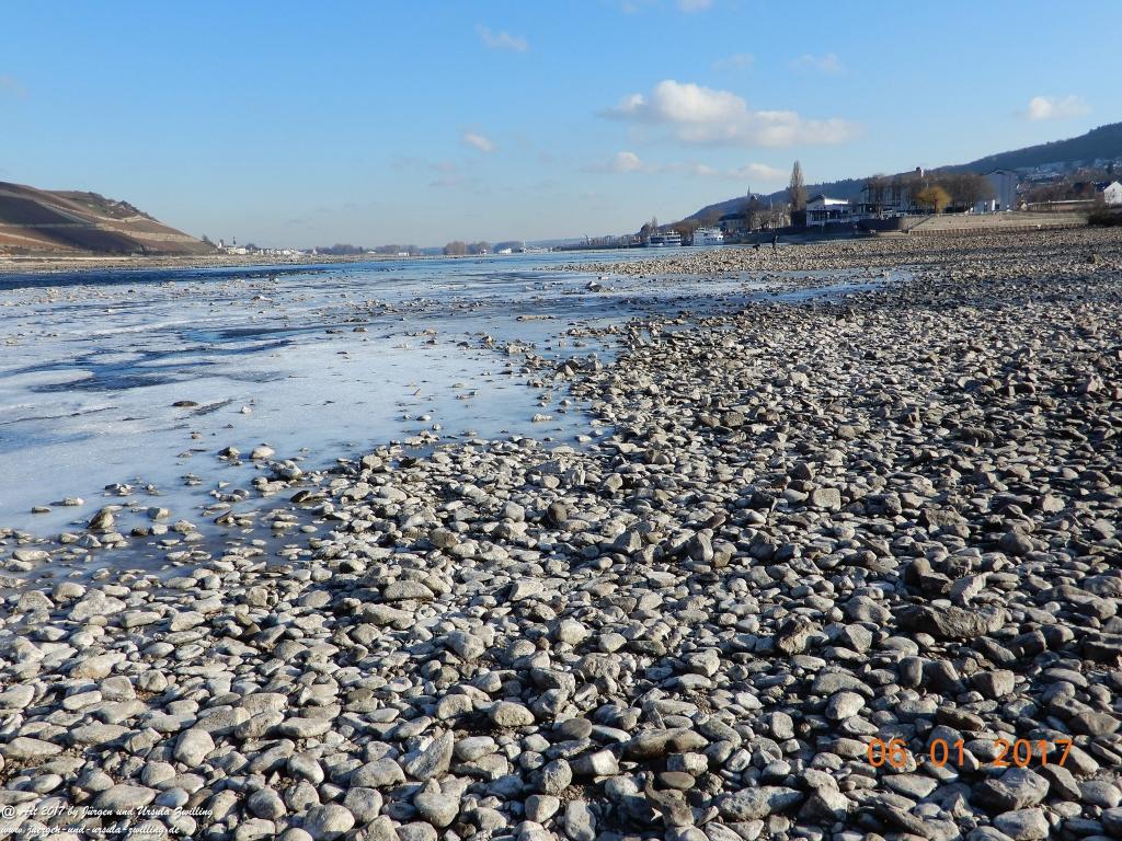 Niedrigwasser am Rhein bei Bingen - Mäuseturm
